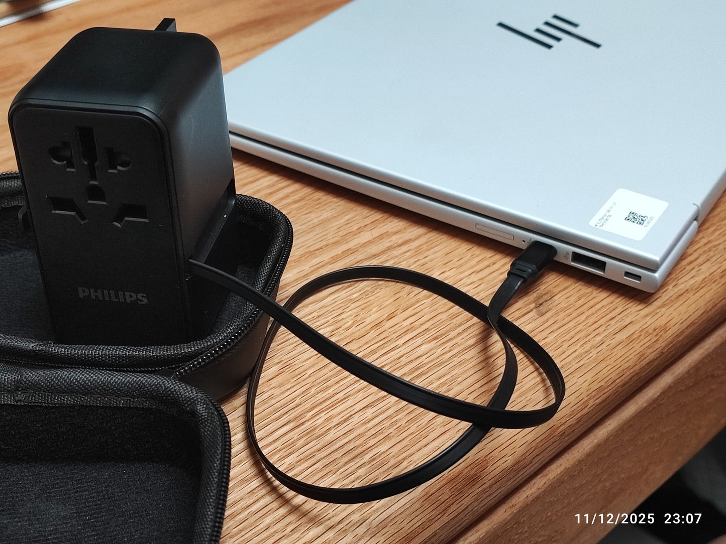 飞利浦 85W 通用旅行适配器,带可伸缩 USB 连接线