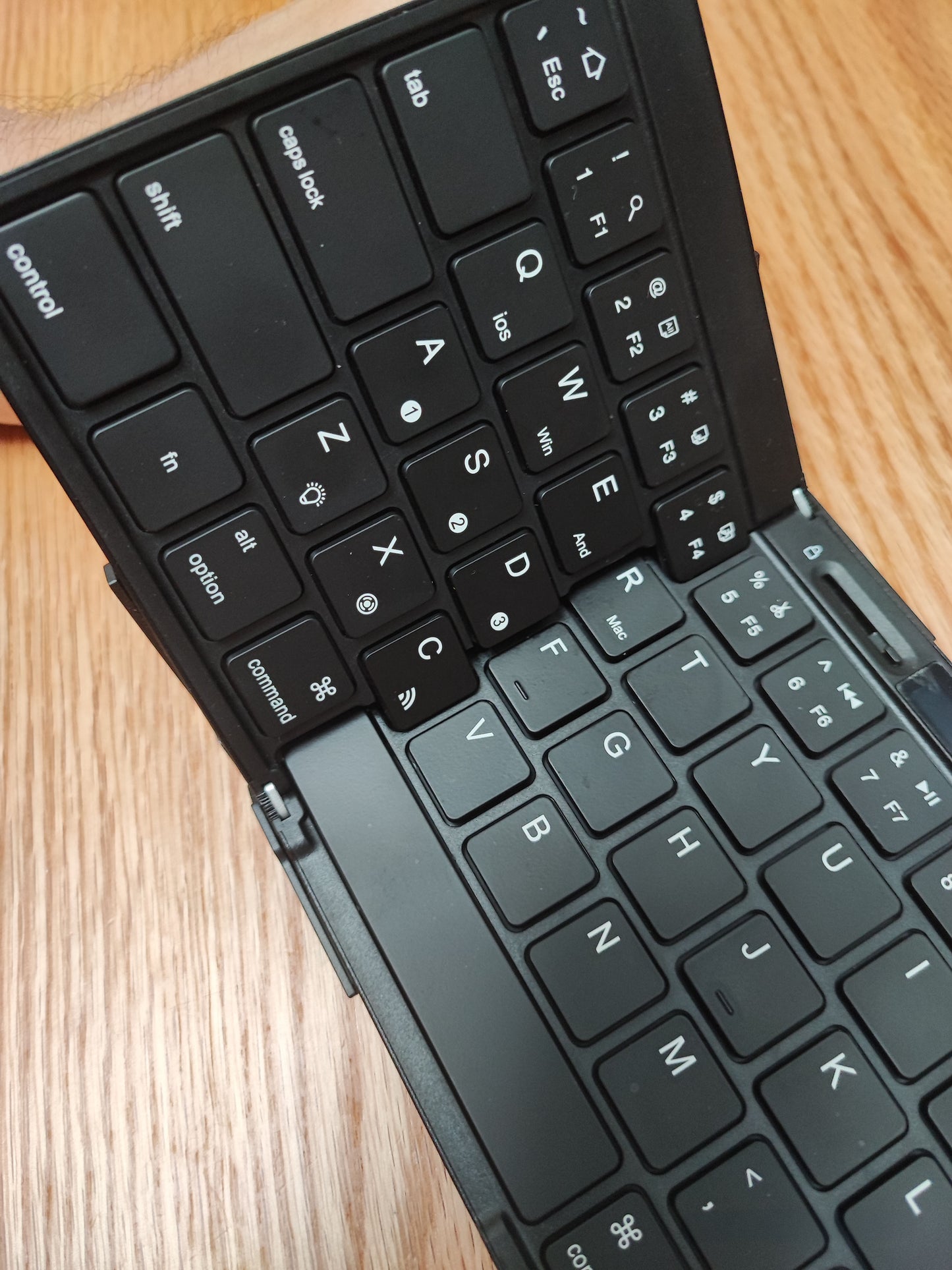 [BRAND NEW] myhalo FULL-SIZED TRI-FOLD PORTABLE WIRELESS BLUETOOTH KEYBOARD