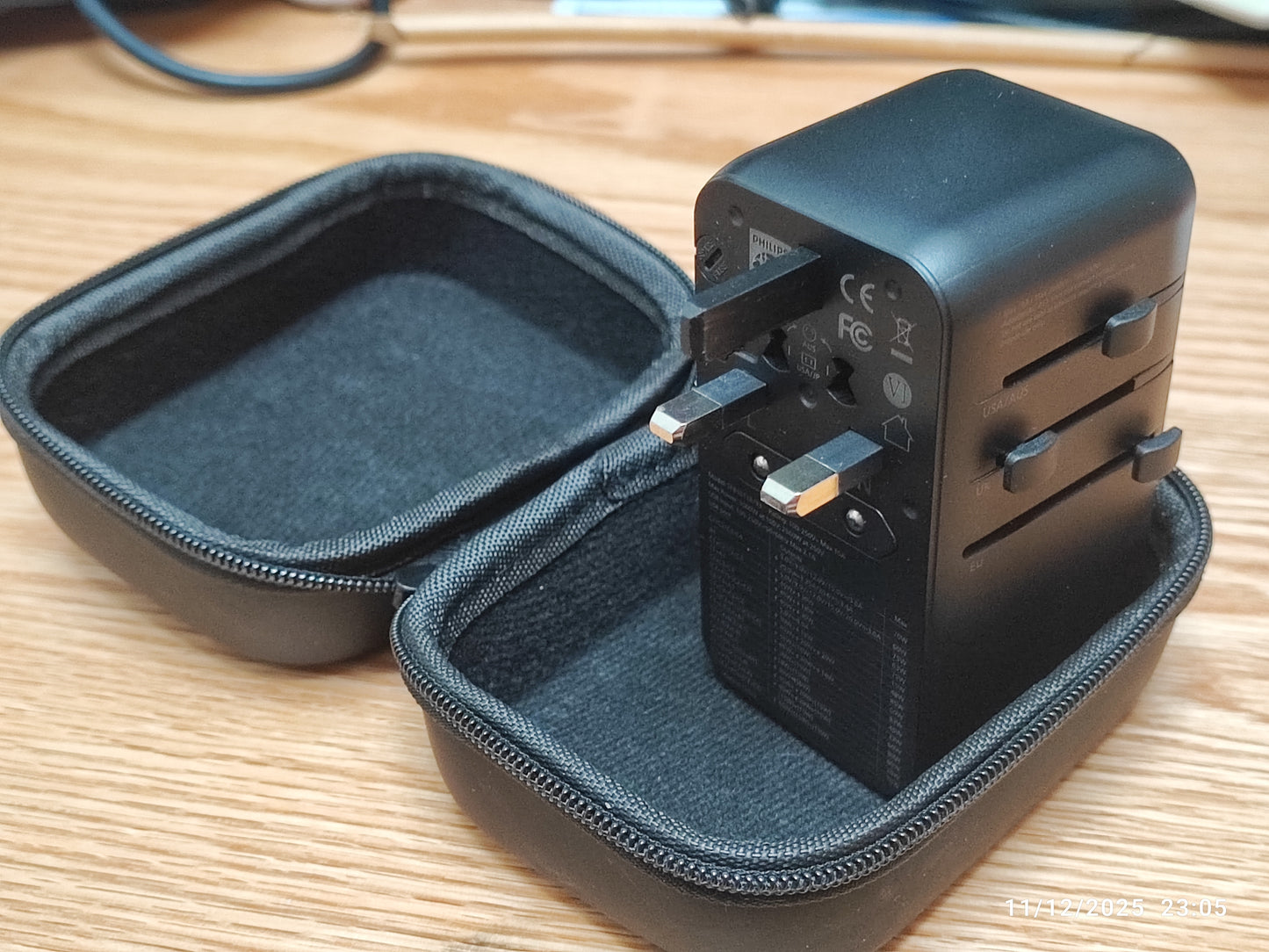 [BRAND NEW] PHILIPS 85W UNIVERSAL TRAVEL CHARGER  | FAST CHARGE MACBOOK IPHONE SMARTPHONE WITH RETRACTABLE USB CABLE