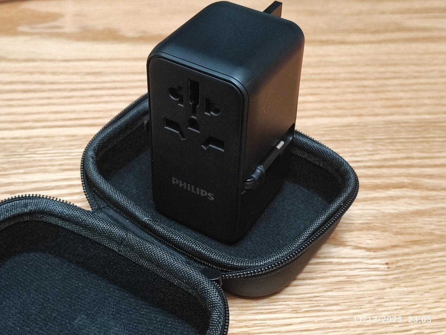 [BRAND NEW] PHILIPS 85W UNIVERSAL TRAVEL CHARGER  | FAST CHARGE MACBOOK IPHONE SMARTPHONE WITH RETRACTABLE USB CABLE