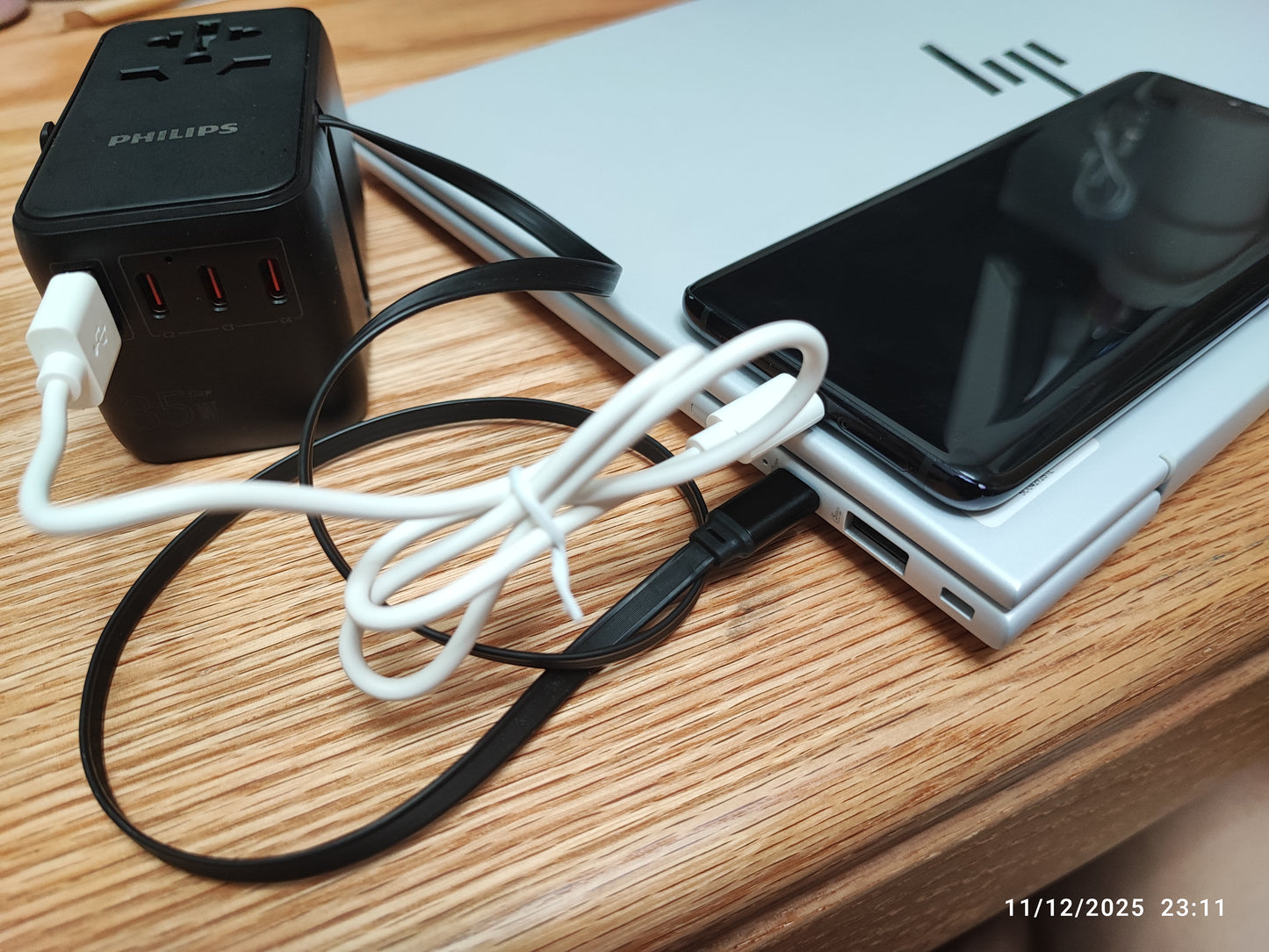 [BRAND NEW] PHILIPS 85W UNIVERSAL TRAVEL CHARGER  | FAST CHARGE MACBOOK IPHONE SMARTPHONE WITH RETRACTABLE USB CABLE