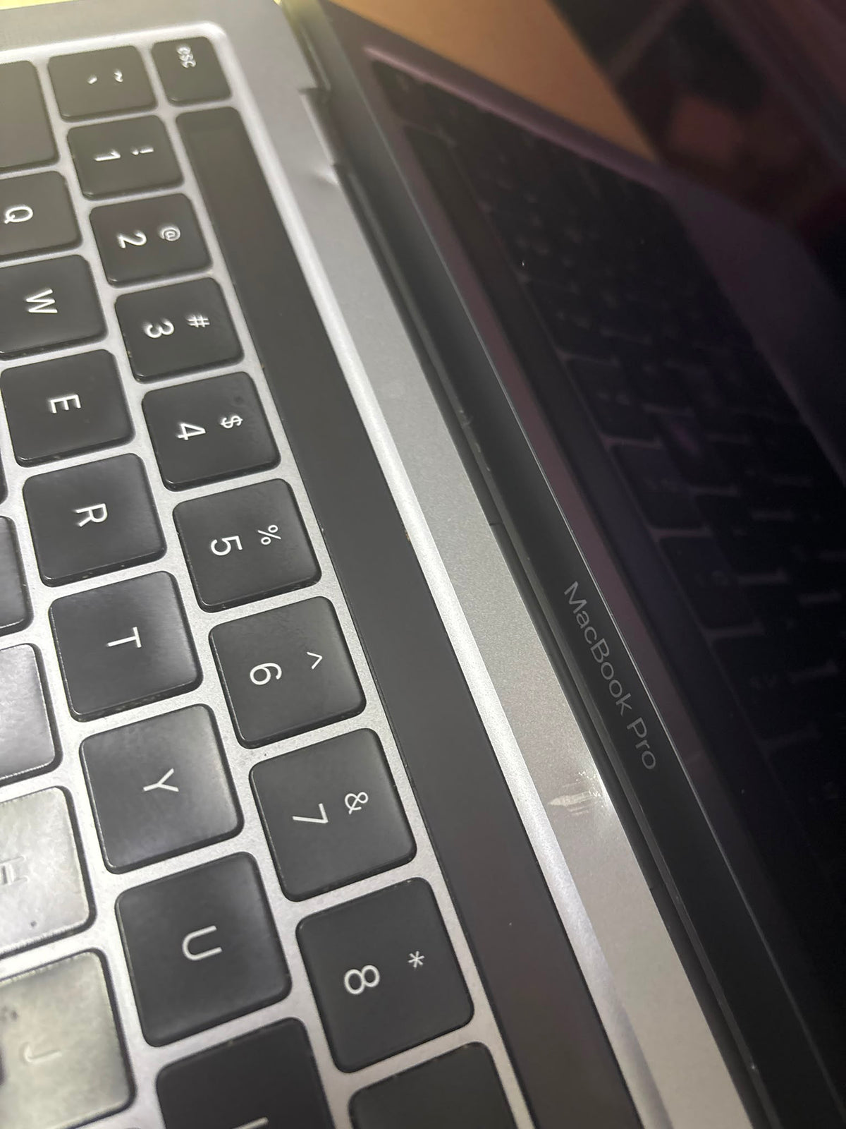 [CERTIFIED RELOVED] Apple MacBook Pro 13-inch 2020 (M1 8-Core CPU / 8-Core GPU / 16GB / 512GB SSD) (Silver)